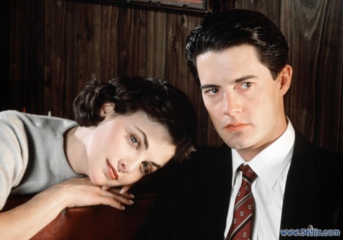 Diễn viên Kyle MacLachlan (phải) và Sherilyn Fenn trong Twin Peaks. Phim công chiếu lần đầu trên đài ABC vào năm 1990， phát sóng hai mùa trước khi bị hủy năm 1991. Chương trình trở lại vào năm 2017 với mùa thứ ba trên Showtime. Ảnh: Lynch/Frost Productions