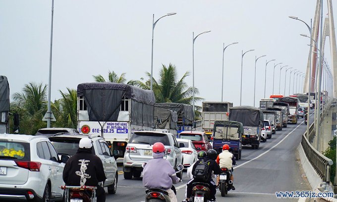 Ô tô xếp hàng nuối đuôi nhau chờ qua cầu Rạch Miễu: Thường Sơn