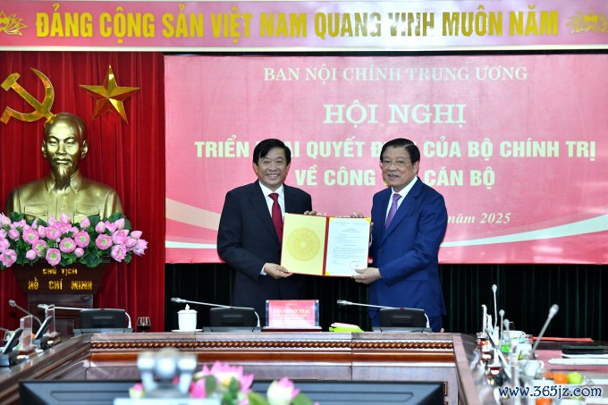 Ông Bùi Văn Nghiêm nhận quyết định làm Phó Ban Nội chính Trung ương. Ảnh: Hoàng Phong