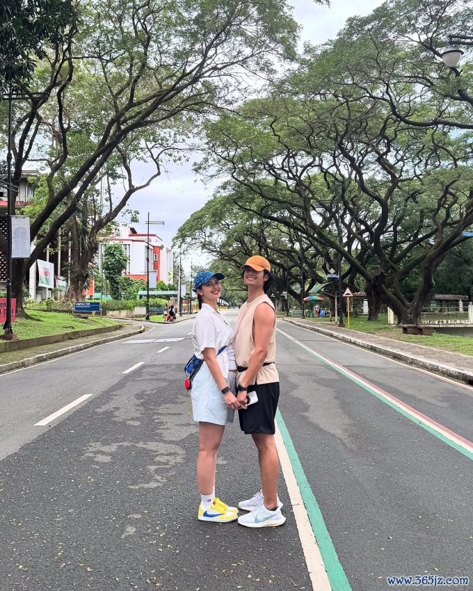 Cặp sao đi dạo quanh khu nhà. Ảnh: Instagram Mikaeldaez