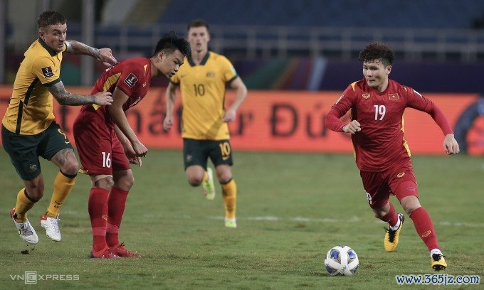 Australia (áo vàng) trong trận thắng Việt Nam 1-0 trên sân Mỹ Đình， Hà Nội， tại vòng loại ba， khu vực châu Á， World Cup 2022， tối 7/9/2021. Ảnh: Lâm Thoả